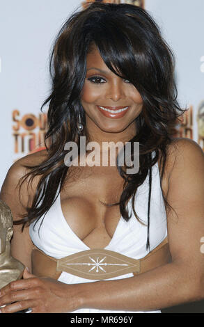 Janet Jackson auf der 18. jährlichen Soul Train Music Awards im Internationalen Kulturzentrum in Los Angeles. 20. März 2004. JacksonJanet 006 Red Carpet Event, Vertikal, USA, Filmindustrie, Prominente, Fotografie, Bestof, Kunst, Kultur und Unterhaltung, Topix Prominente Fashion/Vertikal, Besten, Event in Hollywood Leben - Kalifornien, Roter Teppich und backstage, USA, Film, Stars, Film Stars, TV Stars, Musik, Promis, Fotografie, Bestof, Kunst, Kultur und Unterhaltung, Topix, headshot, vertikal, eine Person aus dem Jahr 2003, Anfrage tsuni@Gamma-USA.com Stockfoto