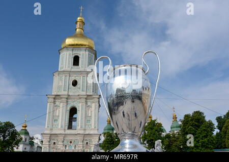 Kiew, Ukraine. 25 Mai, 2018. Fan Zone der Fußball-Fans an der UEFA Champions League. Große aufblasbare UEFA Champions League Cup. Credit: Alexandr Gusew/Pacific Press/Alamy leben Nachrichten Stockfoto