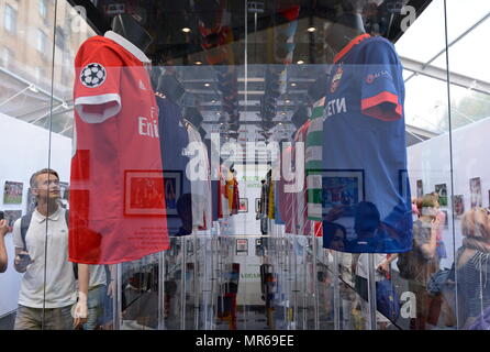 Kiew, Ukraine. 24. Mai, 2018. Fan Zone der Fußball-Fans an der UEFA Champions League. Große aufblasbare UEFA Champions League Cup. Credit: Alexandr Gusew/Pacific Press/Alamy leben Nachrichten Stockfoto