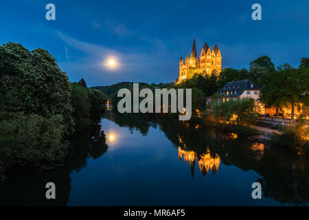 Spät romanische und frühgotische Limburger Dom St. Georg oder St. George oberhalb der Lahn, Nachtaufnahme, Balduinstein Stockfoto