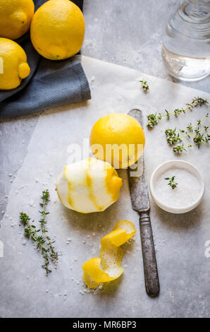 Zitrone mit Meersalz Stockfoto