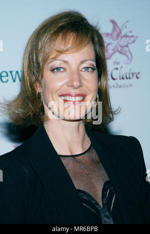 Allison Janney - Westflügel - Ankunft an der 5. jährlichen Lili Claire Grundlage Hilfe für Kinder höher im Beverly Hilton in Los Angeles fliegen. Oktober 19, 2002. 02 WestW JanneyAllison ing Red Carpet Event, Vertikal, USA, Filmindustrie, Prominente, Fotografie, Bestof, Kunst, Kultur und Unterhaltung, Topix Prominente Fashion/Vertikal, Besten, Event in Hollywood Leben - Kalifornien, Roter Teppich und backstage, USA, Film, Stars, Film Stars, TV Stars, Musik, Promis, Fotografie, Bestof, Kunst, Kultur und Unterhaltung, Topix, headshot, Vertikal, einem Perso Stockfoto