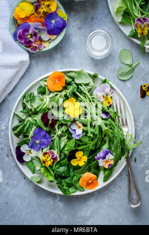 Salat mit essbaren Blüten Stockfoto
