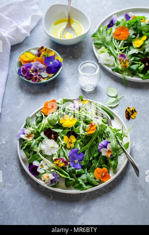 Salat mit essbaren Blüten Stockfoto