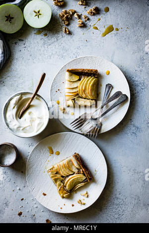 Ahorn Buchweizen Apple Galette mit Walnuss Frangipane Stockfoto