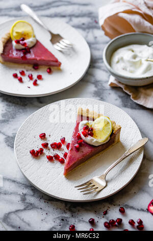 Granatapfel Quark Torte auf einem Marmor Hintergrund Stockfoto