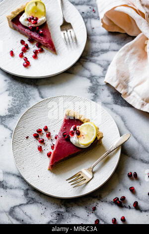 Granatapfel Quark Torte auf einem Marmor Hintergrund Stockfoto