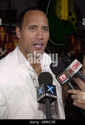 Der Rock - Dwayne Johnson - Ankunft bei der Premiere von Scorpion King an der Universal Amphitheater in Los Angeles. 17. April 2002. JohnsonDwayne TheRock 31 Red Carpet Event, Vertikal, USA, Filmindustrie, Prominente, Fotografie, Bestof, Kunst, Kultur und Unterhaltung, Topix Prominente Fashion/Vertikal, Besten, Event in Hollywood Leben - Kalifornien, Roter Teppich und backstage, USA, Film, Stars, Film Stars, TV Stars, Musik, Promis, Fotografie, Bestof, Kunst, Kultur und Unterhaltung, Topix, headshot, vertikal, eine Person aus dem Jahr 2002, Anfrage Tsu Stockfoto