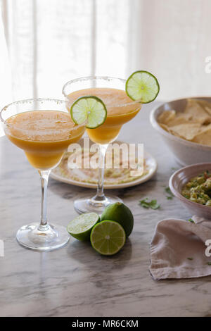 Mango Margarita mit Dips auf einem Tisch Stockfoto