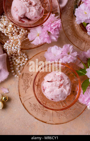 Erdbeereis neben spring blossom Stockfoto