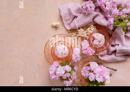 Erdbeereis neben spring blossom Stockfoto