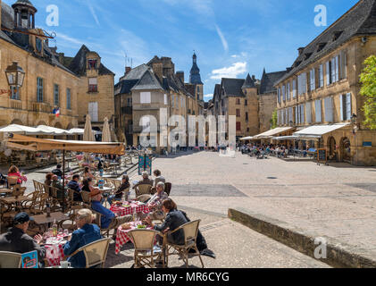 Cafés auf dem Place du Marché aux Oies und Place de la Liberte in der Altstadt, Sarlat, Dordogne, Frankreich Stockfoto