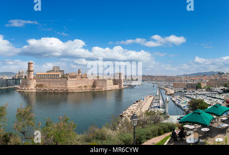 Blick über den alten Hafen (Vieux Port) und Fort Saint-Jean aus dem Palais du Pharo, Marseille, Provence-Alpes-Côte d'Azur, Frankreich Stockfoto