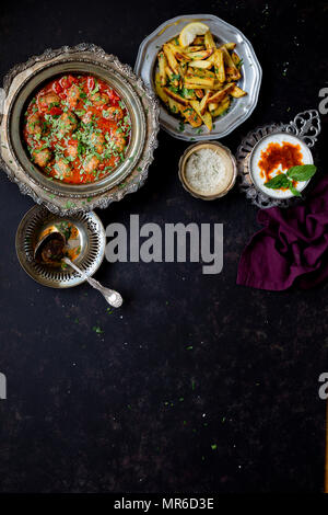 Griechische Hackfleischbällchen in Tomatensauce auf einem dunklen Hintergrund Stockfoto