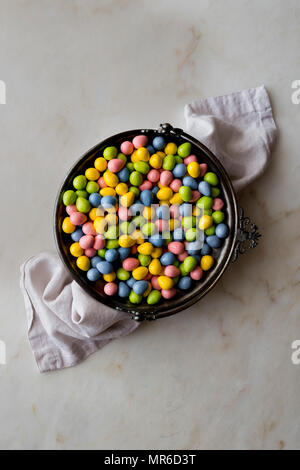 Ostern Süßigkeiten in eine Schüssel geben. Stockfoto