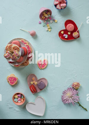 Eine bunte Palette von valentines Süßigkeiten layed heraus auf einem Mint Green Oberfläche. Stockfoto