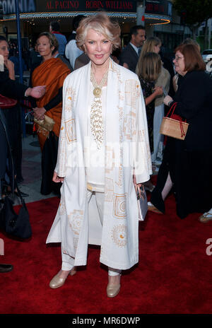 Ellen Burstyn anreisen, bei der Premiere von 'Göttlichen Geheimnisse der Ya-Ya Sisterhood" an der Westwood Village Theater in Los Angeles. Juni 3, 2002. Fionnula Flanagan. Ya-Ya 250 Red Carpet Event, Vertikal, USA, Filmindustrie, Prominente, Fotografie, Bestof, Kunst, Kultur und Unterhaltung, Topix Prominente Fashion/Vertikal, Besten, Event in Hollywood Leben - Kalifornien, Roter Teppich und backstage, USA, Film, Stars, Film Stars, TV Stars, Musik, Promis, Fotografie, Bestof, Kunst, Kultur und Unterhaltung, Topix, vertikal, eine Person aus dem Jahr 2002, inquir Stockfoto