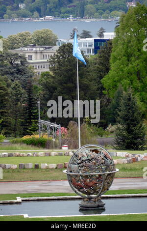 Armillarsphäre auf dem Gelände des Palais des Nations, der Hauptsitz der Vereinten Nationen in Genf, Schweiz. Es zeigt allegorische Darstellungen der 85 Sternbilder. Der Woodrow Wilson Foundation gab die Sphäre der Liga der Nationen im Jahr 1939 zum Gedenken an den US-Präsidenten. Dies war der Start der Liga der Nationen und ist der Treffpunkt der Abrüstungskonferenz. Stockfoto