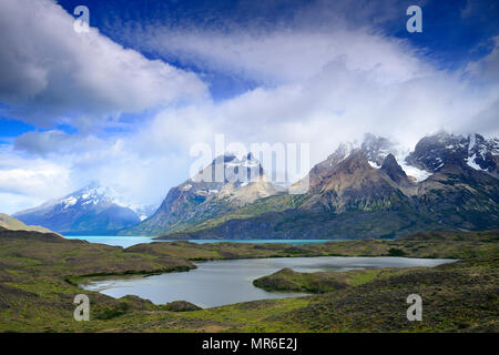 Cuernos Del Paine massiv mit Wolken am See Nordenskjold, Torres del Paine Nationalpark, der Provinz Última Esperanza, Chile Stockfoto