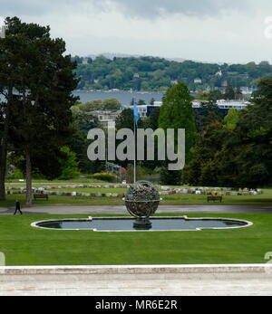 Armillarsphäre auf dem Gelände des Palais des Nations, der Hauptsitz der Vereinten Nationen in Genf, Schweiz. Es zeigt allegorische Darstellungen der 85 Sternbilder. Der Woodrow Wilson Foundation gab die Sphäre der Liga der Nationen im Jahr 1939 zum Gedenken an den US-Präsidenten. Dies war der Start der Liga der Nationen und ist der Treffpunkt der Abrüstungskonferenz. Stockfoto