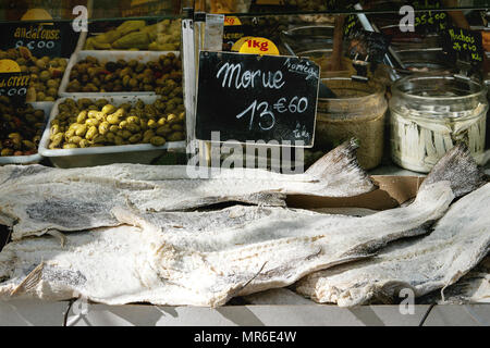 Markt mit Trocken gesalzenen Kabeljau Fisch und Gemüse Abschaltdruck am Pariser Straße Farmers Market. Stockfoto