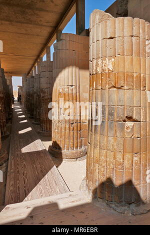 Kolonnaden Flur in der grabkunst Komplex von Djoser bei Sakkara, Ägypten. Sakkara war eine antike Grabstätte in Ägypten, als die Nekropole für die ägyptische Hauptstadt Memphis. Djoser war der erste oder der zweite König von der dritten Dynastie (Ca. 2667 bis 2648 v. Chr.) des Ägyptischen Alten Reiches (Ca. 2686 bis 2125 v. Chr.) Stockfoto