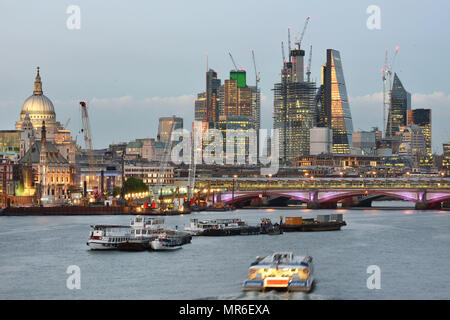 Die neue Stadt London Skyline mit St. Paul's Cathedral auf der linken und dem Skalpell auf der rechten Seite. In zwischen ist die abgeschlossene Leadenhall Building Stockfoto