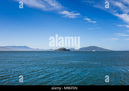 Blick auf Alcatraz von Fisherman's Wharf, San Francisco, CA, USA. Stockfoto