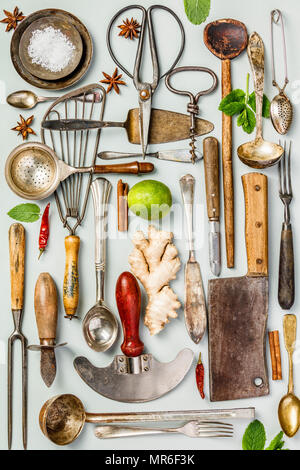 Sammlung von alten Vintage Besteck auf grauem Hintergrund. Ansicht von oben, flach. Kochen Konzept Stockfoto