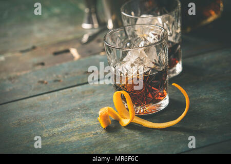 Alkoholfreien Cocktail mit Orangen schälen und Eis auf hölzernen Tisch Stockfoto