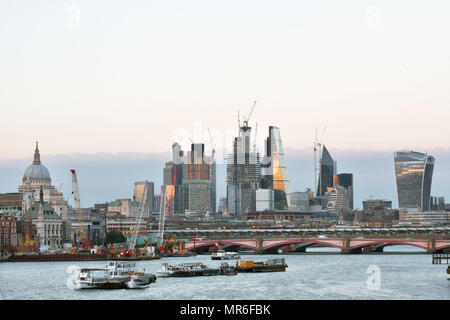 Die neue Stadt London Skyline mit St. Paul's Kathedrale auf der linken Seite und Walkie Talkie auf der rechten Seite. In zwischen ist die abgeschlossene Leadenhall Buildin Stockfoto