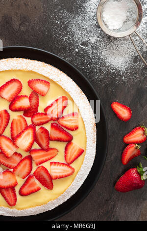 Erdbeere Pudding Dessert Kuchen mit Puderzucker und reife Erdbeeren. Stockfoto