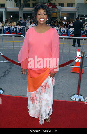 Gladys Knight anreisen, bei der Premiere von "Hollywood Homicide" an der Westwood Village Theater in Los Angeles. 10. Juni 2003. KnightGladys 022 Red Carpet Event, Vertikal, USA, Filmindustrie, Prominente, Fotografie, Bestof, Kunst, Kultur und Unterhaltung, Topix Prominente Fashion/Vertikal, Besten, Event in Hollywood Leben - Kalifornien, Roter Teppich und backstage, USA, Film, Stars, Film Stars, TV Stars, Musik, Promis, Fotografie, Bestof, Kunst, Kultur und Unterhaltung, Topix, vertikal, eine Person aus dem Jahr 2003, Anfrage tsuni@Gamma-USA.com Mode Stockfoto