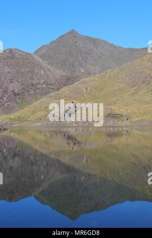 Llyn Lladaw Reflexionen an Snowdon Stockfoto