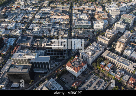 Nachmittag Luftaufnahme der Geschäfts- und Einkaufsviertel in der Nähe von Rodeo Drive, Wilshire Boulevard in Beverly Hills, Kalifornien. Stockfoto