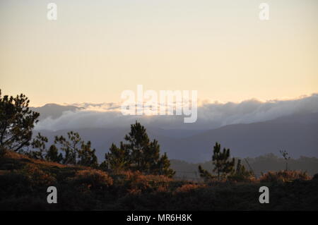 Wolken Bergrücken der Cordillera Landschaft während am frühen Morgen vom Mount Ulap während unserer Wanderung auf der ECO-gesehen-TRAIL. Stockfoto