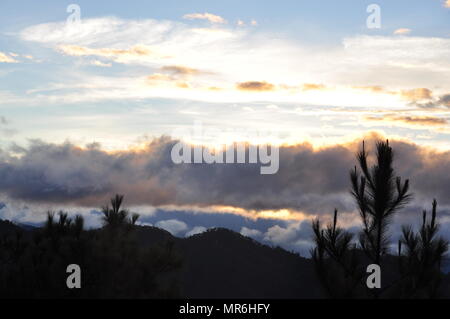 Wolken Bergrücken der Cordillera Landschaft während am frühen Morgen vom Mount Ulap während unserer Wanderung auf der ECO-gesehen-TRAIL. Stockfoto