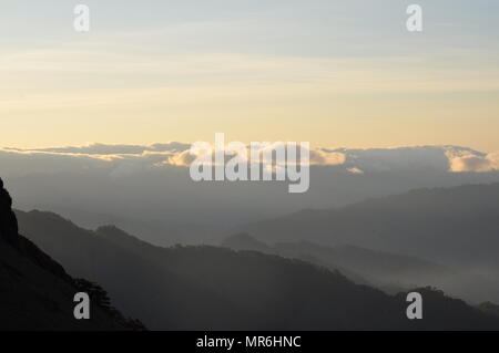 Wolken Bergrücken der Cordillera Landschaft während am frühen Morgen vom Mount Ulap während unserer Wanderung auf der ECO-gesehen-TRAIL. Stockfoto