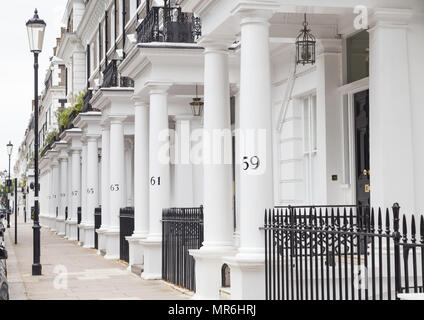 Stuck Fassade, terrassenförmig angelegten Reihenhäusern mit Arkaden in der gehobenen Onslow Square, Kensington, London, Großbritannien, an einem sonnigen Tag Stockfoto