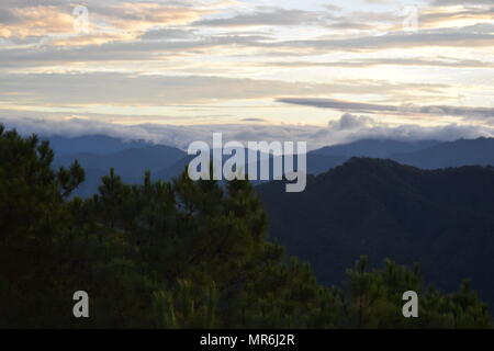 Wolken Bergrücken der Cordillera Landschaft während am frühen Morgen vom Mount Ulap während unserer Wanderung auf der ECO-gesehen-TRAIL. Stockfoto