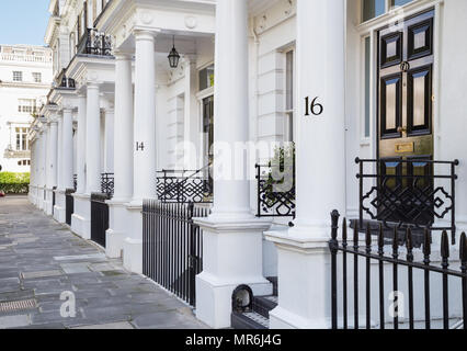 Stuck Fassade, terrassenförmig angelegten Reihenhäusern mit Arkaden in der gehobenen Onslow Square, Kensington, London, Großbritannien, an einem sonnigen Tag Stockfoto