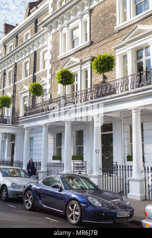 Luxushotels stuck Terrasse Stadthäuser mit portico Fassaden, mit einem geparkten Porsche auf der Straße, in Onslow Square, Kensington, London, England, Großbritannien Stockfoto