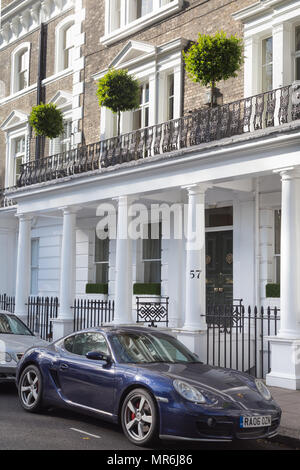 Luxushotels stuck Terrasse Stadthäuser mit portico Fassaden, mit einem geparkten Porsche auf der Straße, in Onslow Square, Kensington, London, England, Großbritannien Stockfoto