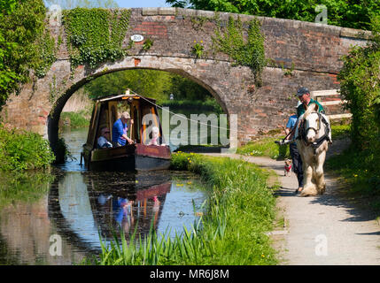 Von Pferden gezogene Kanal Boot auf der Montgomery Kanal bei Maesbury, Shropshire. Stockfoto