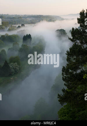 Misty Blick entlang des Flusses Severn, von hohen Felsen, Bridgnorth, Shropshire gesehen. Stockfoto