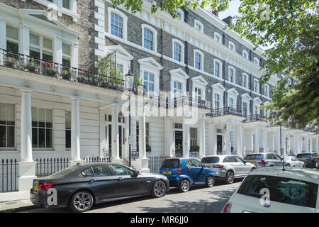 Stuck Fassade Reihenhäuser Stadthäuser in Onslow Square, Kensington, London, Großbritannien, an einem sonnigen Tag Stockfoto