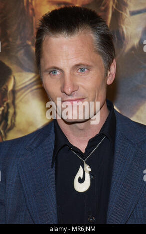 Viggo Mortensen bei der Ankunft im "DER HERR DER RINGE: DIE RÜCKKEHR DES KÖNIGS PREMIERE' im Westwood Village Theater in Los Angeles. Dezember 3, 2003. MortensenViggo086 Red Carpet Event, Vertikal, USA, Filmindustrie, Prominente, Fotografie, Bestof, Kunst, Kultur und Unterhaltung, Topix Prominente Fashion/Vertikal, Besten, Event in Hollywood Leben - Kalifornien, Roter Teppich und backstage, USA, Film, Stars, Film Stars, TV Stars, Musik, Promis, Fotografie, Bestof, Kunst, Kultur und Unterhaltung, Topix, headshot, vertikal, eine Person aus dem Jahr 2003 Stockfoto