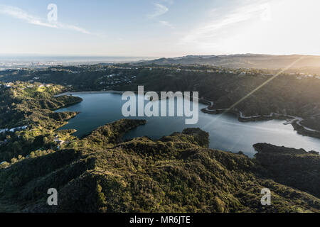 Luftaufnahme von Stone Canyon Reservoir und am späten Nachmittag Sonnenschein mit Los Angeles und Pazifik Küste im Hintergrund. Stockfoto