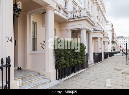 Luxus stuckverzierten Stadthäuser mit portico Fassaden im Eaton Place, Belgravia, London, England, Großbritannien Stockfoto