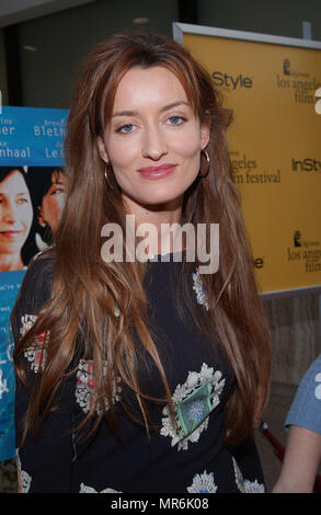 Natasha McElhone (Truman Show) Anreise Am IFP/West Los Angeles Film Festival Premiere von Lovely & Amazing am Arclight Cinerama Dome in Los Angeles. Juni 20, 2002. McElhoneNatasha 02 Red Carpet Event, Vertikal, USA, Filmindustrie, Prominente, Fotografie, Bestof, Kunst, Kultur und Unterhaltung, Topix Prominente Fashion/Vertikal, Besten, Event in Hollywood Leben - Kalifornien, Roter Teppich und backstage, USA, Film, Stars, Film Stars, TV Stars, Musik, Promis, Fotografie, Bestof, Kunst, Kultur und Unterhaltung, Topix, headshot, vertikal, eine Person, Stockfoto